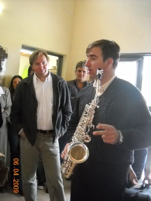 Prof Banda Natalio Newbery presentando instrumentos (1)