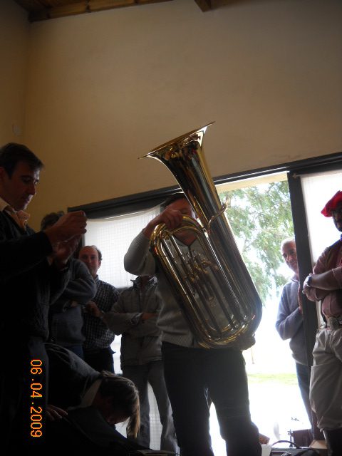 Prof Banda Natalio Newbery presentando instrumentos ( (3)