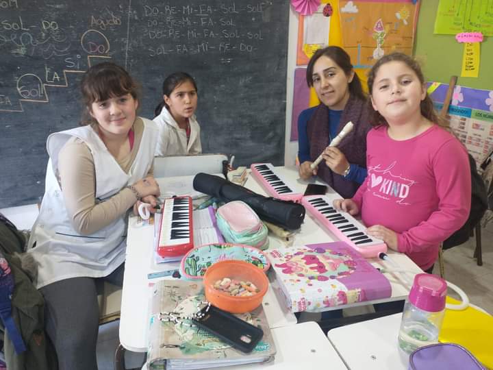  Azul Solidario otorga instrumentos para la materia de Música
